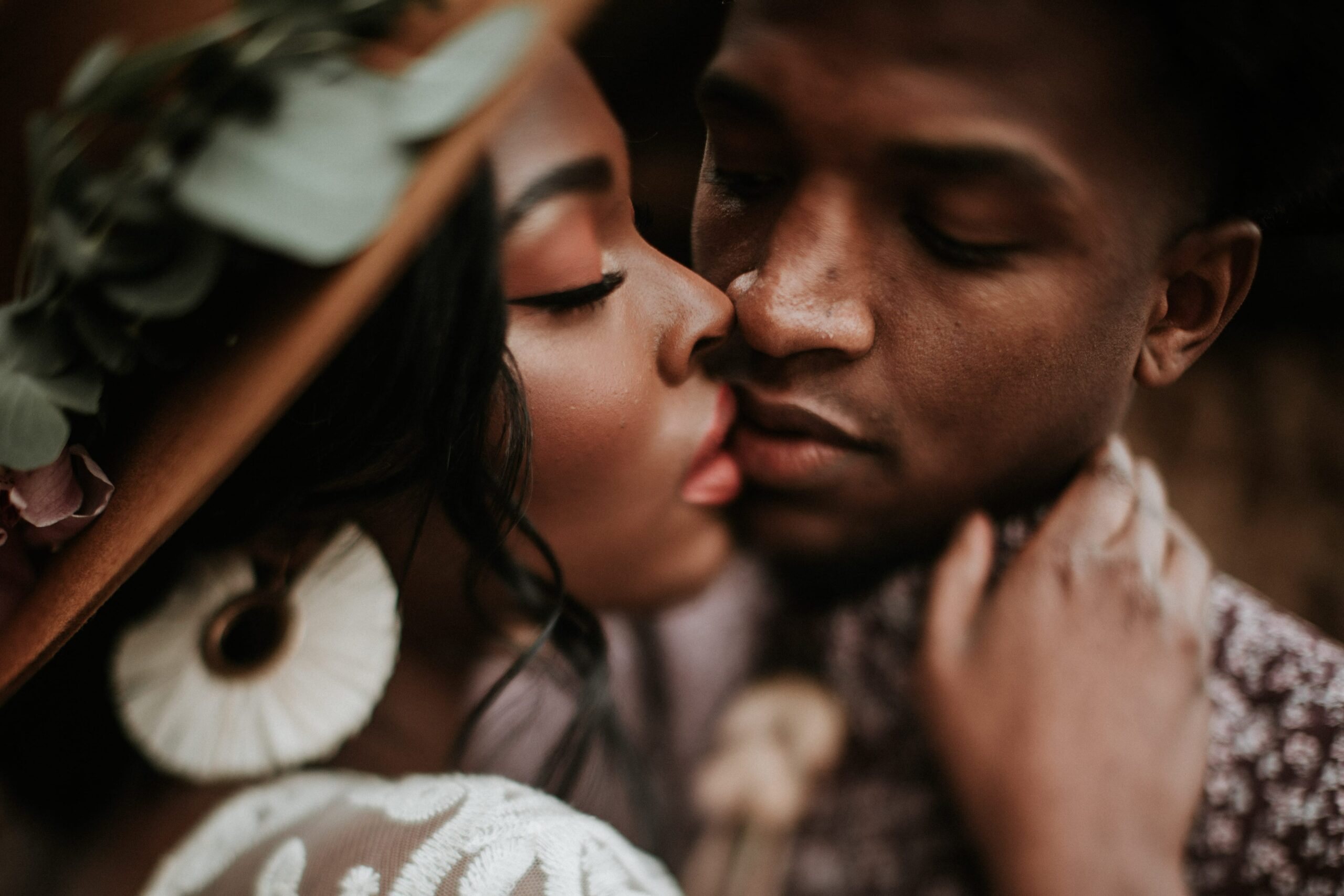 Couple kissing (Photo courtesy of pexels.com)