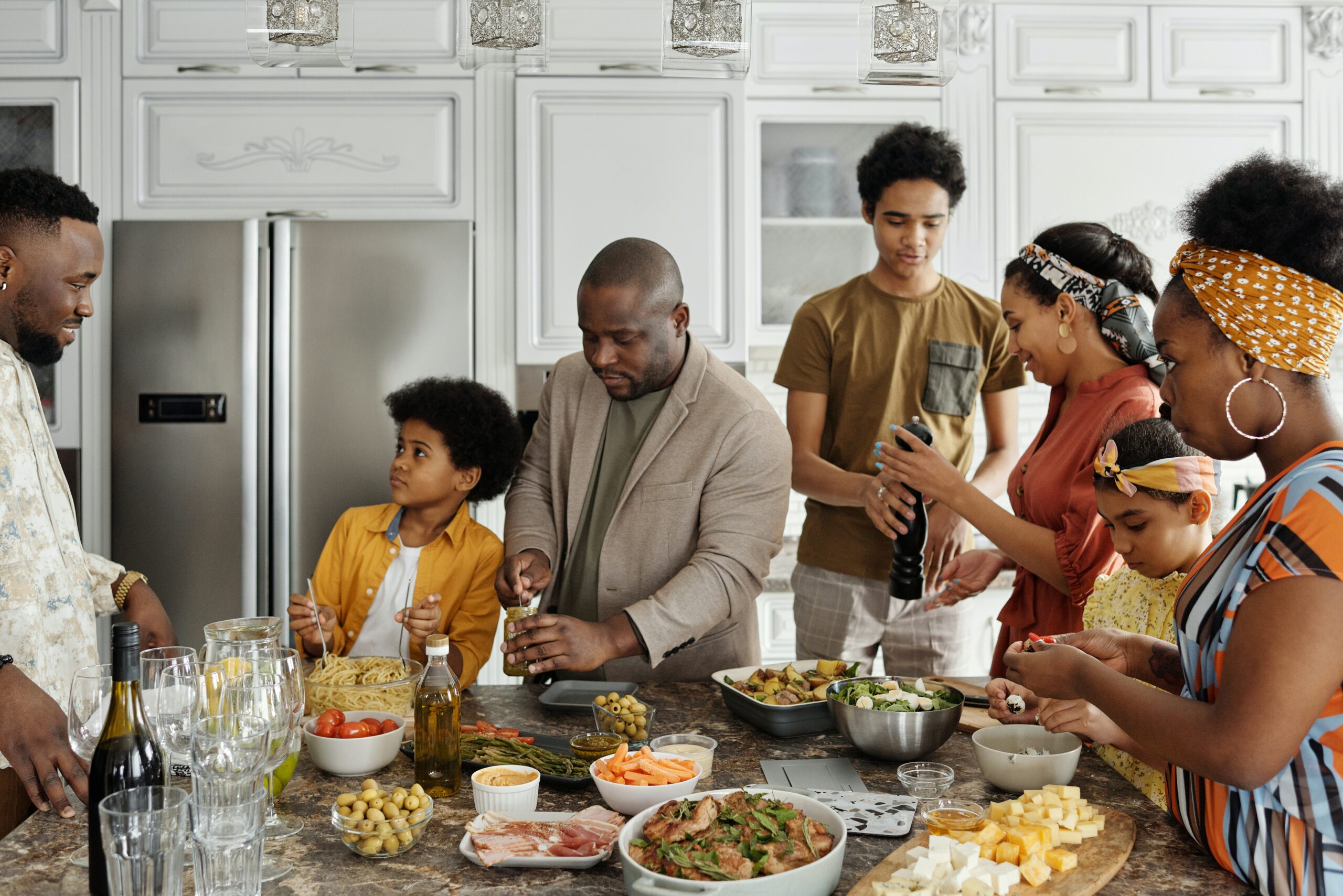 Family cooking (Courtesy of pexels.com)